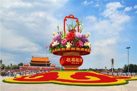 当然国庆节最热闹的还是北京天安门广场,每年国庆广场天安门中心都会