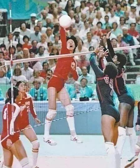 郎平在1984年洛杉矶奥运会大力扣球 随着中国女排越战越勇,郎平的职业